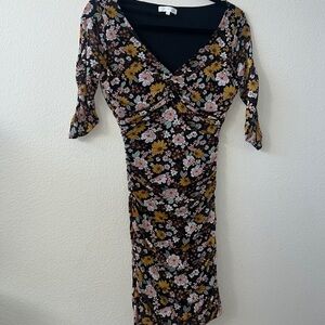 Ruched mini floral mini dress. Size medium EUC